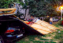 Copacii au căzut pe maşini, pe carosabil și pe cabluri