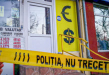 Jaf la o casă de schimb valutar. Autorul a fost prins de polițiști în timp ce o bătea pe casieră